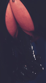 Video fetish di gomma in lattice con culo grosso e tette naturali perfette miLF Arya Grander