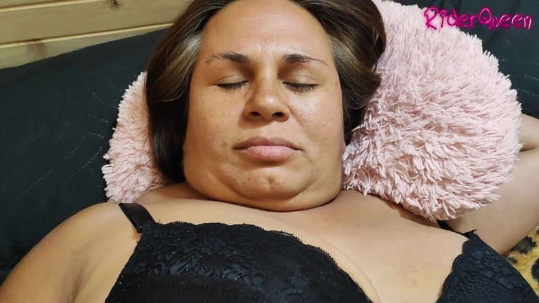 Only Riderqueen BBW Step Mom Latina Alone: Macocha zostaje zerżnięta w łóżku