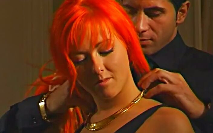 Meet and Fuck: 法国宝贝patricia与燃烧的奥本毛娇小的屁股在她多汁的屁股上