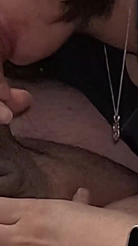 Amateur-blowjob-mädchen lutscht schwanz, bis ich in ihren mund komme