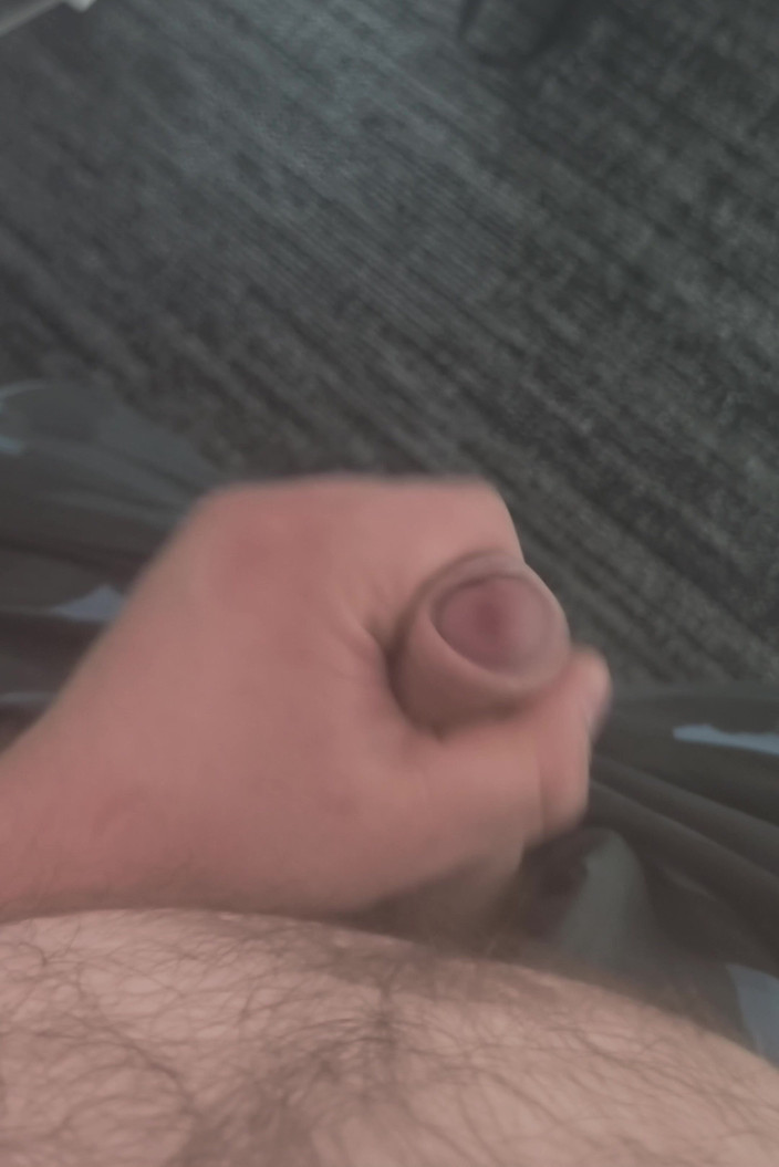 BearPup Akuma: Ursulețul gras și păros se masturbează în birou și stropește pe podea