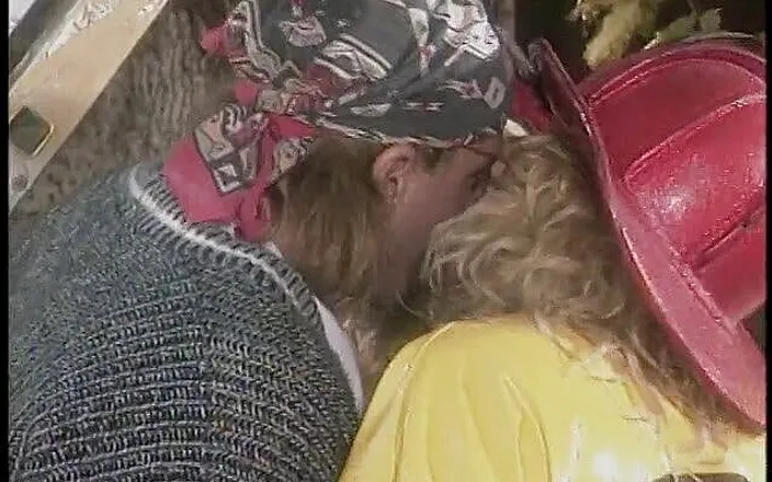 Threeway Entertainment: Blonďaté hasiče s velkými prsy jsou ošukané starým hippie na...