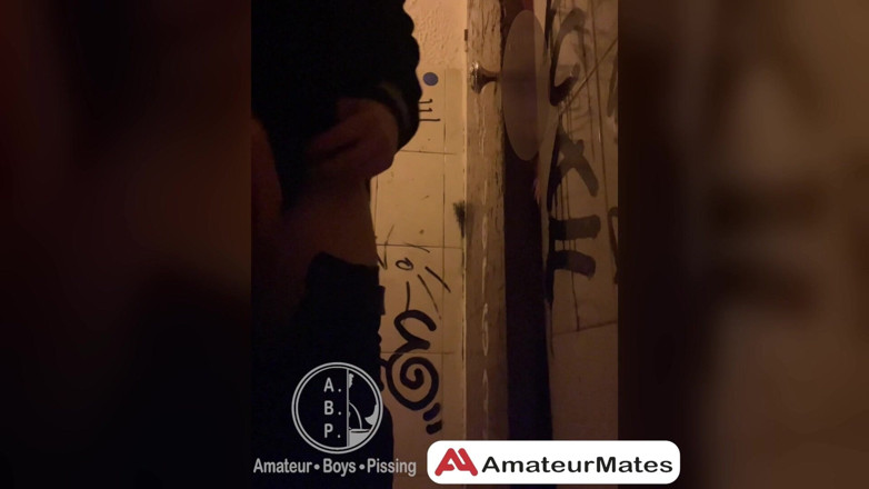 AmateurBoysPissing: Regardé En Train De Pisser Dans Les Toilettes D’un Bar...