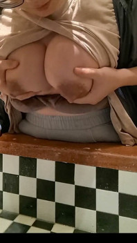 Una moglie birichina durante l'allattamento