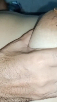 夫は私の天然の大きなおっぱいと勃起した乳首にさまざまなおやつを乗せて吸います