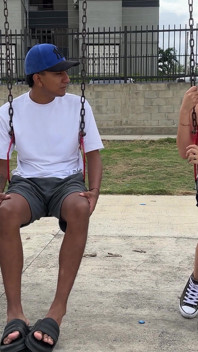 Întâlnesc un străin plictisit în parc, o invit în apartamentul meu să o dezleg, ajung să-mi bag pula în ea.