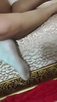 在自制的双性恋三人行中交换精液