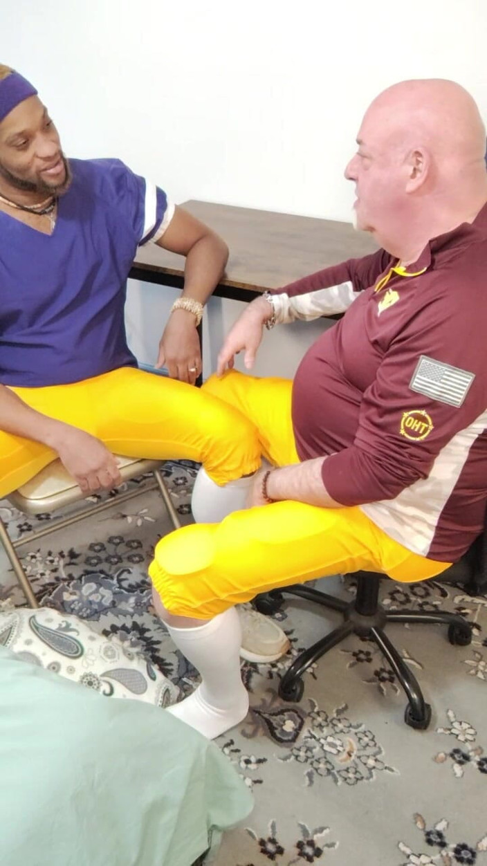 beardaddychub: Un entraîneur apprend au joueur à gérer des couilles