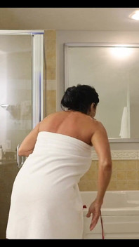 Stiefmoeder Betrapt Me Terwijl Ik Naar Haar Kijk Onder De Douche