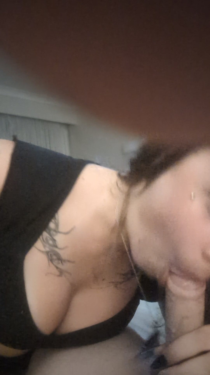 Big nipz: Bambi succhia il mio cazzo