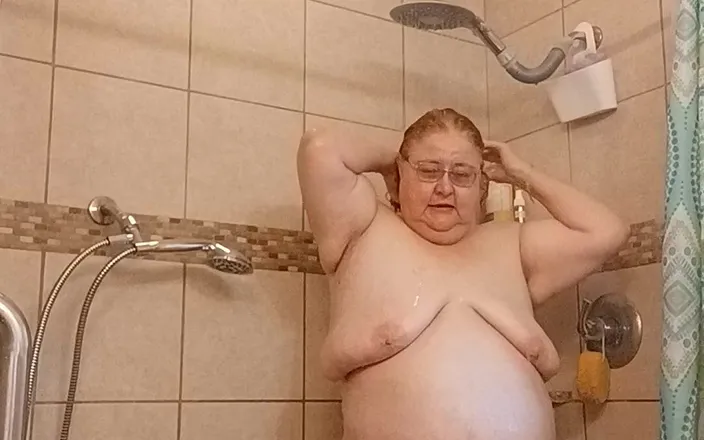 BBW nurse Vicki adventures with friends: All sweaty nurse Vicki needs shower