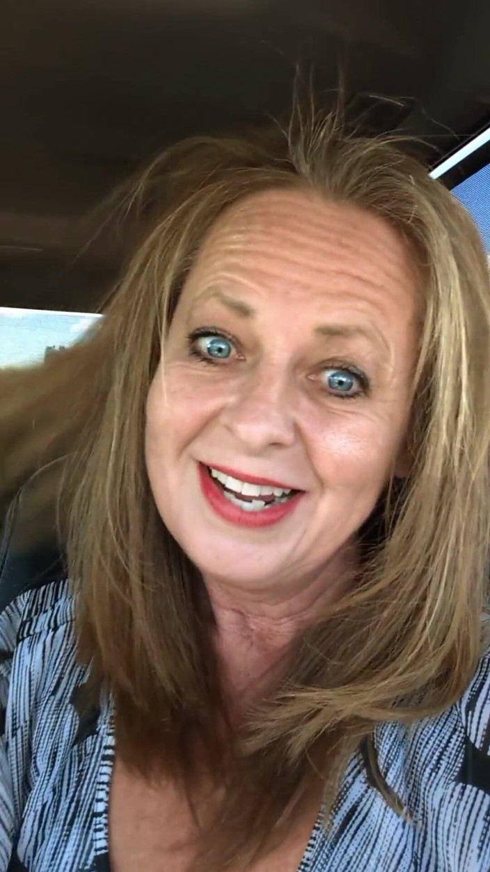 Little Linda: La più eccitante miLF di sempre - masturbazione nel parcheggio di...