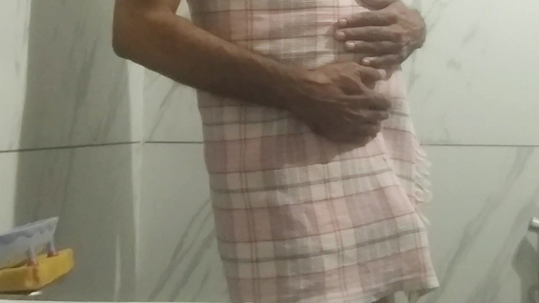 Meplayvid: Bermain dengan zakar saya di bilik air berbogel