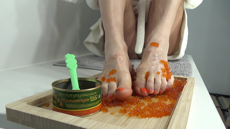 AnnaBUST: Pomarszczone nogi MILF z czerwonym kawiorem