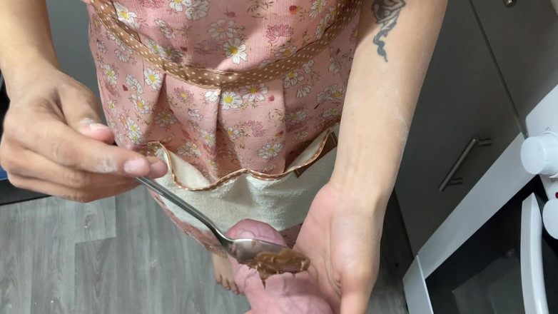 Viennamaeve06: Stiefmoeders vriendin bakt je een creampie, likt chocolade van je...