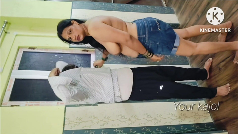 Lustykajolbhabhi: 청바지 반바지를 입은 Kajol Bhabhi의 젊음
