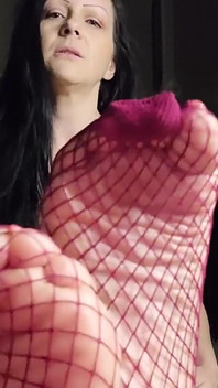 Laisse-moi t’éjaculer dessus pendant que je suis seins nus dans des filets de pêche te taquine avec mes pieds parfaits, je te laisserai finir, peut-être sur mes pieds