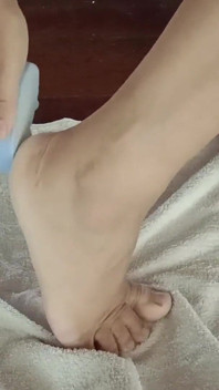 맨발 여성이 페디큐어를 하고 있어