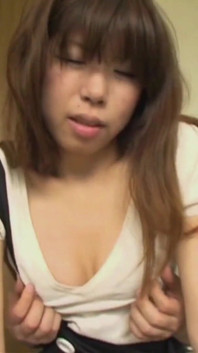 Arisa è un'asiatica sexy con i capelli lunghi, quando vuole scopare va alla casa del ragazzo