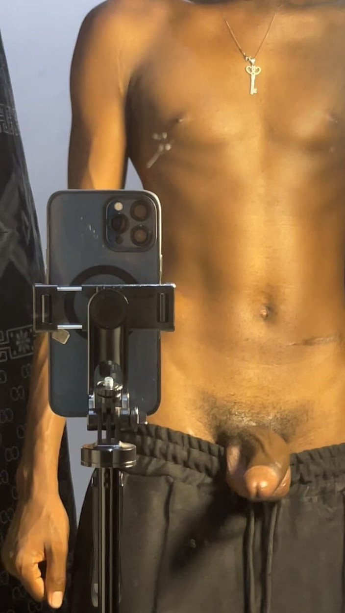 Aded-Toxic: Slim twink menunjukkan kontol besar