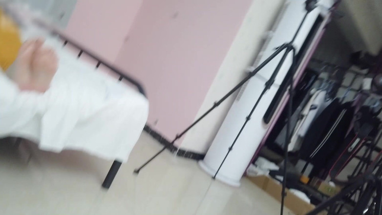 Asian bondage: Vue à la première personne, la petite amie enveloppée de ruban...