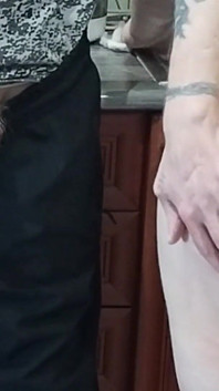 Sexy mrdka v ústech tchyně po vyhonění ptáka v kuchyni