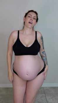 9months - striptease embarazada con helado