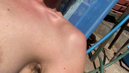 Cuteblonde666: Une chatte poilue se fait bronzer à poil dans la nature