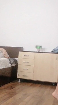 Sexy vrouw traint naakt thuis. Sexy brunette probeert een panty, harig poesje, grote kont