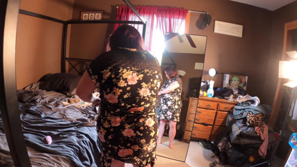 SexyNEBBW: Cewek semok seksi lagi ngerjain gaun