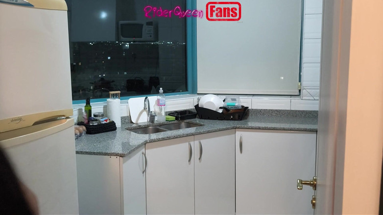 Riderqueen: Ibu tiri seksi di dapur - video untuk peminat