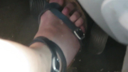 BBW nurse Vicki adventures with friends: Enfermera Vicki trabaja sus pedales en sandalias