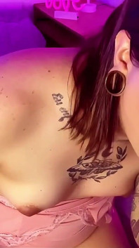 Trans dziewczyna Emma Ink ssie wielkiego kutasa z bitą śmietaną