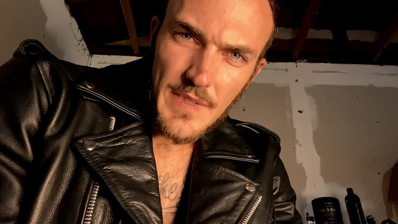 Christian Wilde: Christian Wilde sigara içiyor ve seni garajında tutuyor