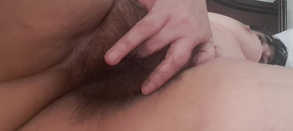 Mommy big hairy pussy: Giocare con la figa matura, pelosa e arrapata
