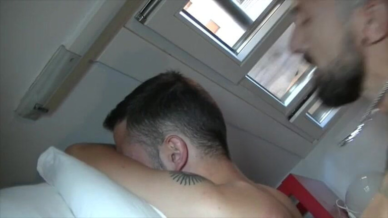 Gaybareback: Twink futută fără prezervativ de o matură xxl