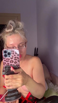 Cuckold private cam adorazione - dea in occhiali spessi, labbra bagnate e lingua fa deepthroat a gola mentre stuzzica le tette per cornuto