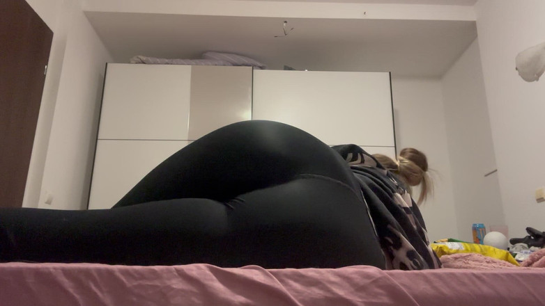 NipsAndStrips: 흑인 쪼이는 레깅스를 입은 냄새 나는 방귀