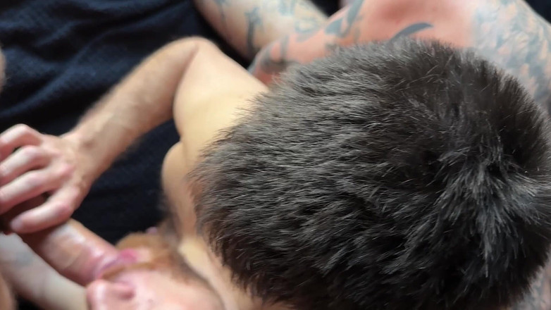 davidedpxxx: Возбужденная подонка поклоняется двум братам с большим белым членом