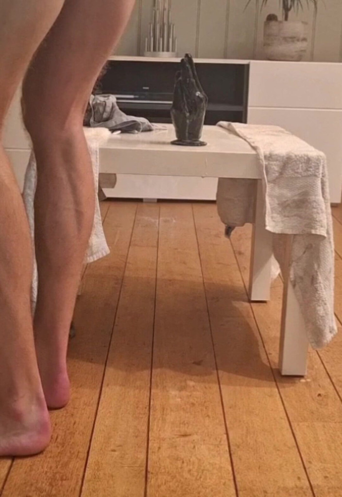 NoFace Twink X: 핫한 게이 Twink 그의 엉덩이에 거대한 주먹을 사랑하고 그것을 타고있다