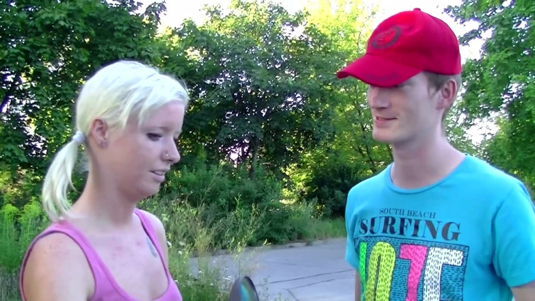 German amateur - 100% German hardcore videos: Śliczna blondynka nastolatka zostaje zdewastowana przez cipkę