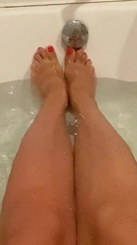 Fetish kaki - kaki jenjang di kamar mandi