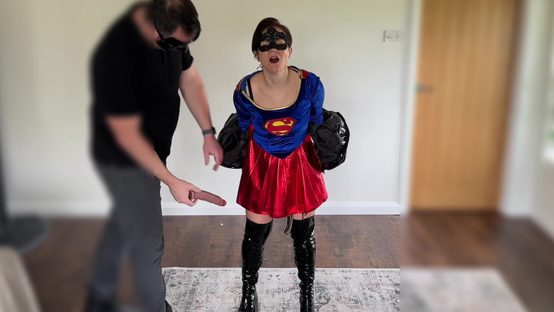 Queen-Lucy: Super hrdinka zachycena, zdrženlivá, roubíkem a dotýkaná, zbičovaná, škádlení, BDSM