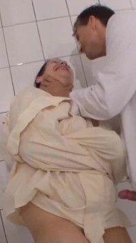 Gadis gemuk dientot habis-habisan di kamar mandi
