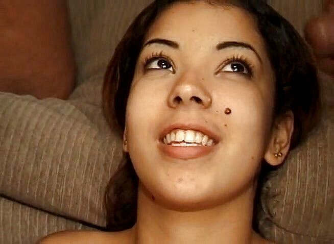 BBC Bootycasting: 性感的黑发女郎在跨人种3P动作中被双插