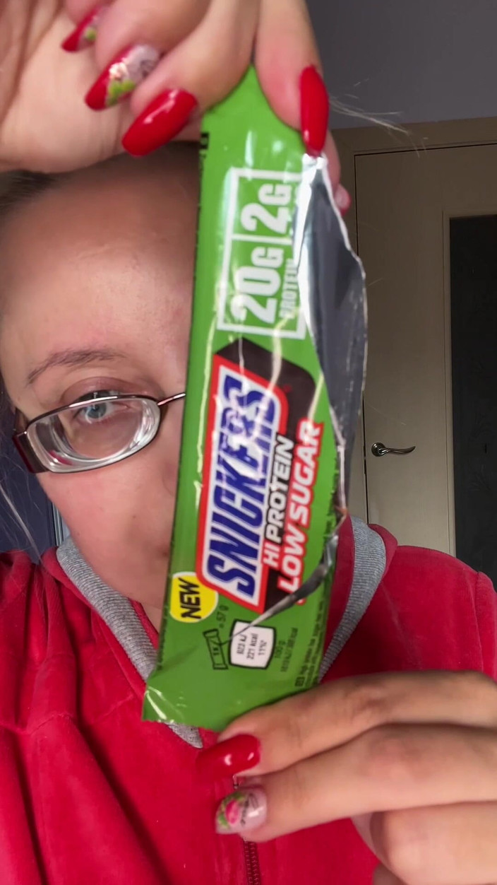 FinDom Goaldigger: Giantess môi lớn kính lớn asmreating snickers protein bar