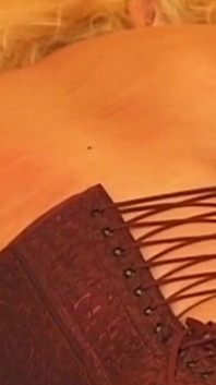 İri göğüslü sarışın orta yaşlı seksi kadın götünü domaltarak sikiyor