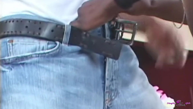 Naughty Black Girls: Худа чорношкіра дівчина з великою дупою знищує свою пизду великим чорним членом