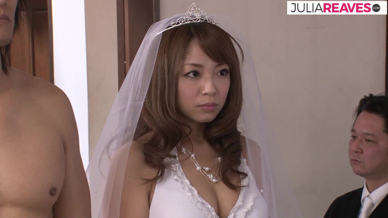 JapaneseHub: Novia cachonda follada en grupo después de chupar muchas pollas...