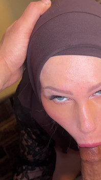 Soție Hijabi Ocupată La Serviciu Până Când a Văzut Pula Sinflare